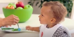 Encouraging your baby to self-feed at 10 to 12 months by Esmé